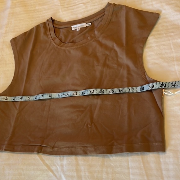 GOOD AMERICAN Essential Cropped Shoulder T-Shirt - Picture 8 of 9